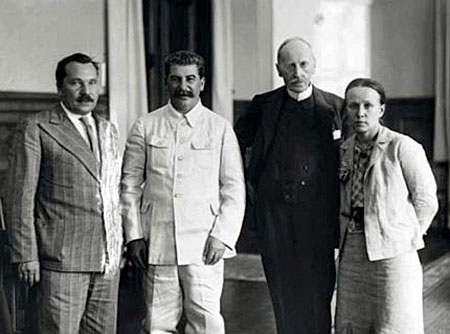 Romain Rolland et son épouse Maria Koudacheva reçus par Staline et le directeur de la VOKS, organisme généré par l'URSS pour promouvoir les échanges culturels avec l’étranger - 28 juin, Moscou 1935