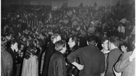 27 janvier 1967 à l'ULB. Le sous secrétaire d'état américain Kaplan est invité à expliquer la guerre menée contre le peuple vietnamien. La propagande de Kaplan ne passera pas !