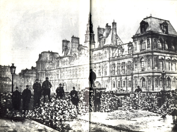 Commune de Paris : barricade devant l'hôtel de ville