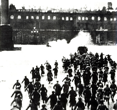 Révolution d'Octobre : soldats et gardes rouges à l'assaut du Palais d'hiver