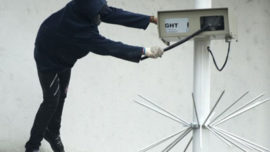 destruction_d_une_camera_de_videosurveillance_le_1er_mai_a_medellin_en_colombie.jpg