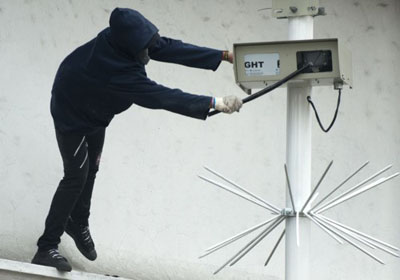destruction_d_une_camera_de_videosurveillance_le_1er_mai_a_medellin_en_colombie.jpg