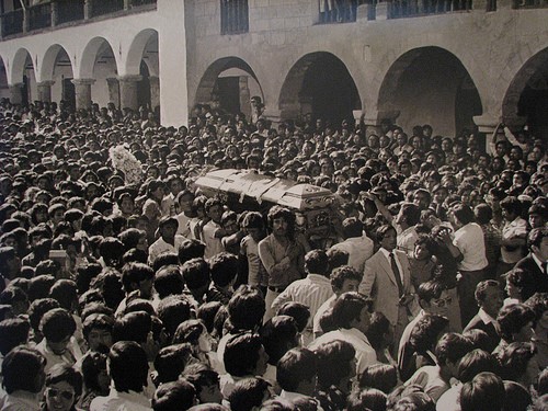 les_masses_rendent_hommage_a_la_jeune_militante_du_pcp_edith_lagos_assassinee_par_la_police_en_1982.jpg