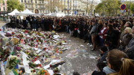minute-de-silence-devant-le-bataclan-16-11-2015_deu.jpg