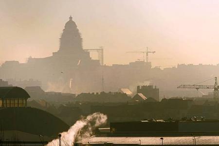 Vue sur le Palais de justice de Bruxelles dans le smog