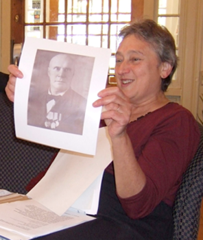 lynn_margulis_montrant_un_portrait_de_boris_kozo-polyansky.png