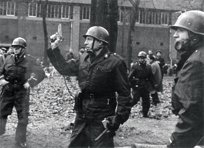 Mine de Winterslag (proche de Zwartberg) 1966 : gendarme arme au poing
