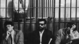 Le camarade Cesare Di Lenardo lors de son procès à Padova en 1983. A l’avant-plan, trois des sbires tortionnaires, dont le commissaire de police Salvatore Genova.