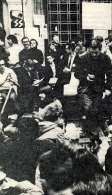ULB, 1 juin 1968 : Ludo Martens à l’arrière-plan debout en pull blanc sous le sigle SS