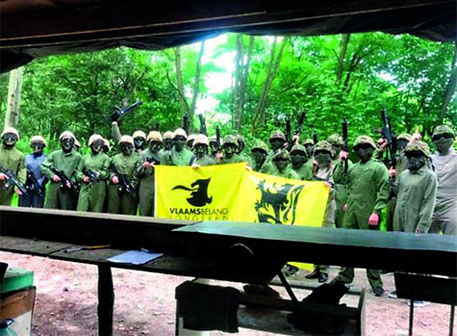 Jeunes du Vlaams Belang pratiquant l'Airsoft en Pologne