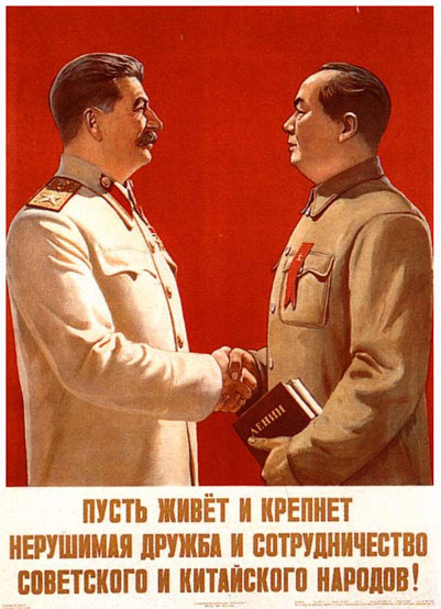 Affiche soviétique sur l’amitié sino-soviétique : Staline sert la main de Mao Zedong tenant un ouvrage de Lénine