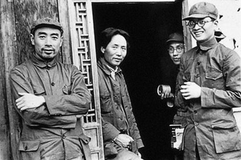 Mao Zedong pendant la guerre civile ; à gauche, Zhou Enlai