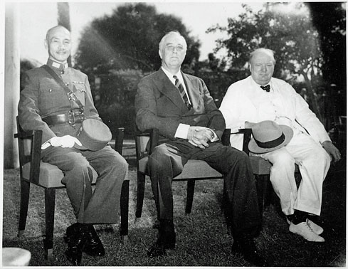 Tchiang Kaï-Chek, Franklin D. Roosevelt et Winston Churchill, au Caire en Egypte en novembre 1943