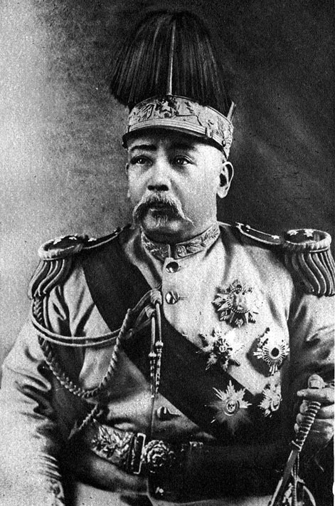 Yuan Shikai en tenue impériale en 1915