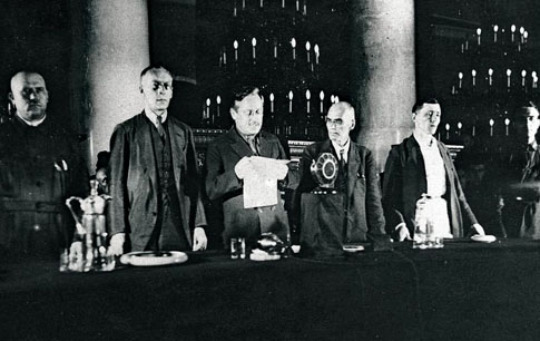 Andrei Vyshinsky lisant le verdict à la fin des procès Shakhtinsky pour activités contre-révolutionnaires en 1928