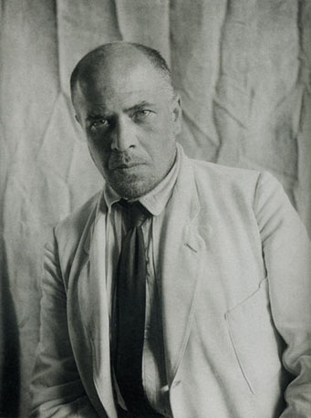 L’architecte Alexandre Vesnine photographié par Alexandre Rodtchenko en 1924