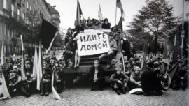 Rassemblement contre l’invasion en Tchécoslovaquie, avec une message écrit en russe destiné aux occupants soviétiques : « rentrez à la maison ».