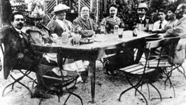 A Zurich au moment du congrès : Ferdinand Simon, Frieda Simon (née Bebel), Clara Zetkine, Friedrich Engels, Julie Bebel, August Bebel, Ernsct Schattner, Regina Bernstein, Eduard Bernstein