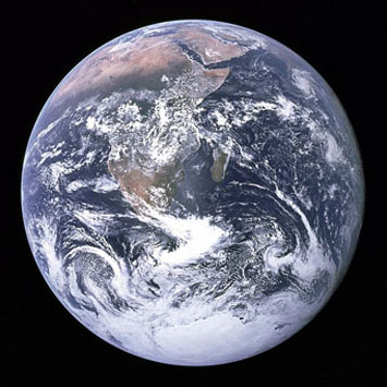 Vue de la Terre par l’équipage d’Apollo 17, à 45 000 km de celle-ci, lors de leur voyage vers la Lune, en décembre 1972. Vue de la Terre par l’équipage d’Apollo 17, à 45 000 km de celle-ci, lors de leur voyage vers la Lune, en décembre 1972.