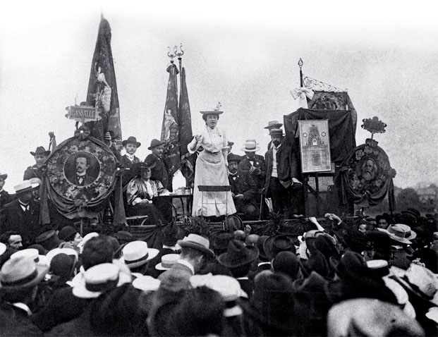 Rosa Luxembourg prenant la parole en 1907 à Stuttgart