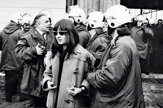 Ulrike Meinhof interpelée par la police à Berlin-Ouest en 1970
