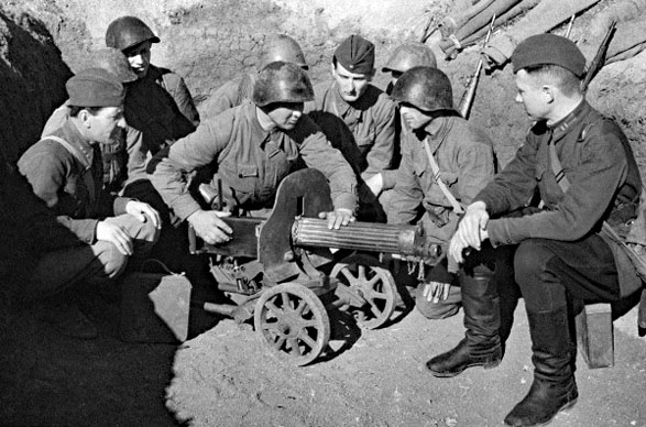 Un commissaire politique et des soldats de l’armée rouge sur le front de la Crimée en mai 1942