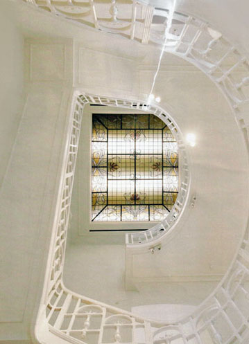 Vue sur la cage d'escaliers et la verrière du club « The Nine » situé dans le quartier du Berlaymont à Bruxelles.
