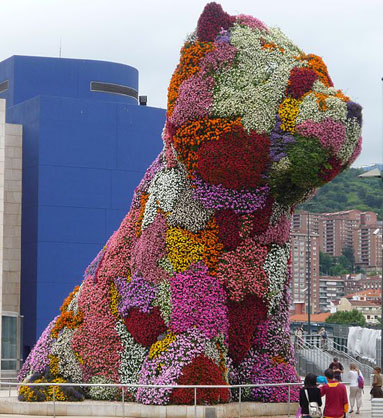 L’entrée du musée Guggenheim de Bilbao au Pays basque espagnol avec Puppy de Jeff Koons