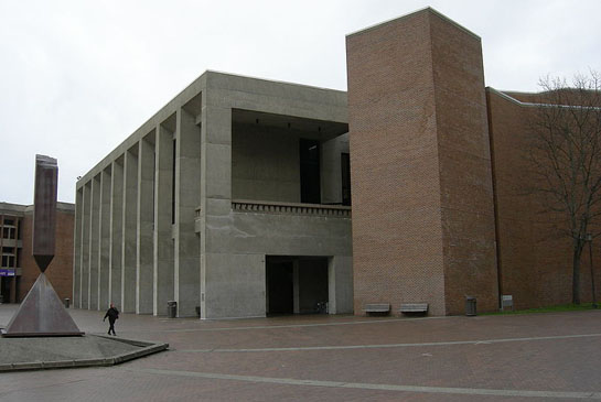 L’université de Washington avec l’une des versions de la Broken Obelisk (« Obélisque brisé ») de Barnett Newman,