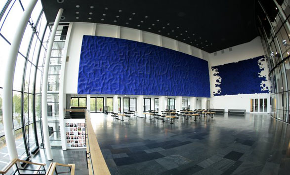 Relief éponge d’Yves Klein (1959) dans le théâtre de Gelsenkirchen en Allemagne, Wikipédia