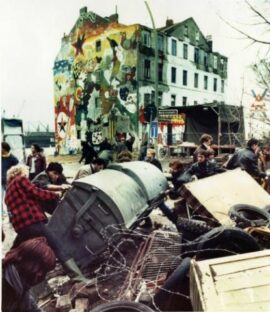 Une barricade montée devant un bâtiment de la Hafenstrasse.