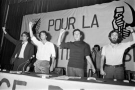 Alain Krivine est tout à gauche