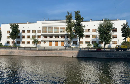 L’école 518 à Moscou, par Ivan Andreevich Zvezdine, 1935