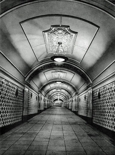 Passage entre la station de la place Sverdlov et celle de la Révolution