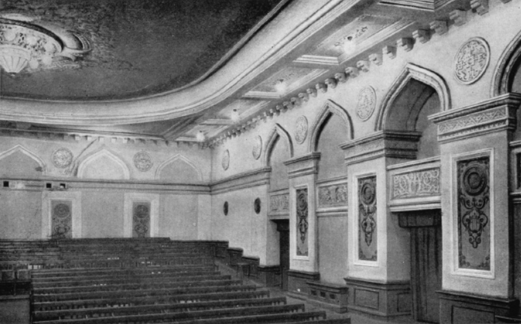 Intérieur d’une maison de la culture d’un kolkhoze de la région d’Alma Ata en République soviétique du Kazakhstan