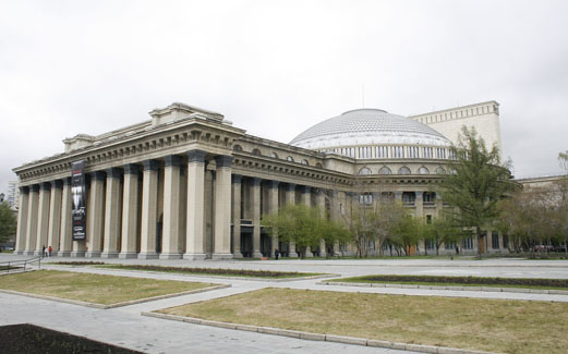 Le théâtre d’opéra et de ballet de Novossibirsk par une équipe avec notamment Alexeï Chtchoussev et Vladimirovitch Kourovsky (Source wikipédia)