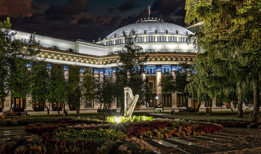 Le théâtre d’opéra et de ballet de Novossibirsk (Source wikipédia)