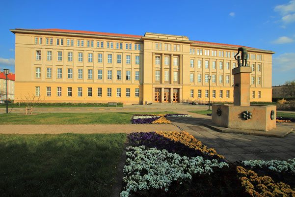 Maison des partis et des organisations de masse à Stalinstadt (wikipédia)