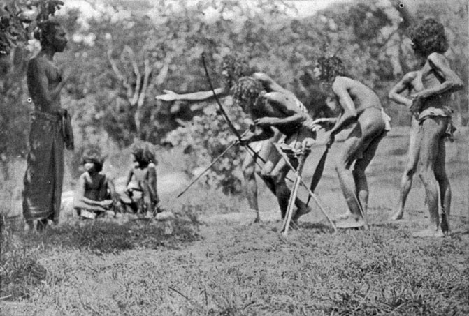 Cérémonie de la Kirikoraha visant à se concilier les faveurs de la déesse de la chasse Kande Yaka chez les Veddas sur l’île de Ceylan, au début du 20e siècle, (wikipedia)