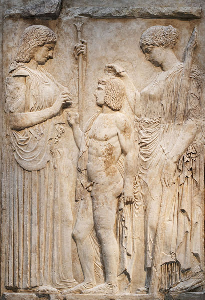 Copie romaine du règne d’Auguste d’après un original grec de 450-425 avant notre ère, découvert à Éleusis et constituant des fragments du Grand relief d’Éleusis représentant Déméter (à gauche), Perséphone (à droite) et Triptolème (au centre) (wikipedia)