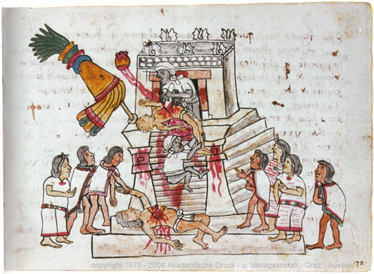 Le coeur arraché, le corps supplicié dégringole la pyramide alors que le prêtre projette du sang vers le soleil et place le coeur dans un récipient spécial