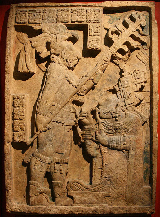 Le souverain maya Itzamnaaj B’alam II tient une torche et son épouse Dame Xoc fait passer à travers sa langue une corde hérissée de lames (wikipedia)