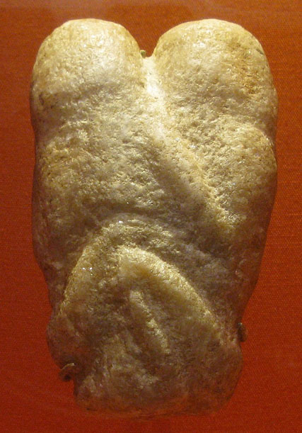 Sculpture natoufienne, 9 000 ans avant notre ère, surnommée « Les deux amoureux » (wikipedia)