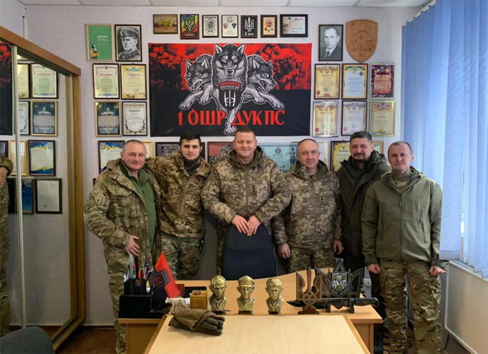 En haut on a le portrait de l’infâme bourreau bandériste Roman Choukhevytch, à droite celui de Stepan Bandera