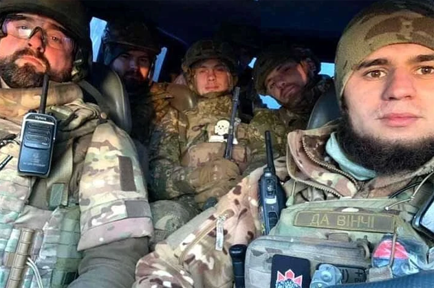Un soldat avec un totenkopf nazi à côté d’un soldat « djihadiste »