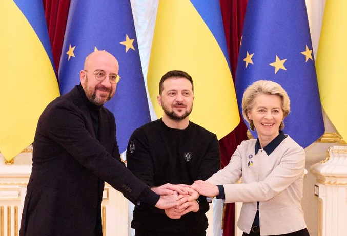 Le président du Conseil européen Charles Michel, la présidente de la Commission européenne Ursula von der Leyen, le président ukrainien Volodymyr Zelensky