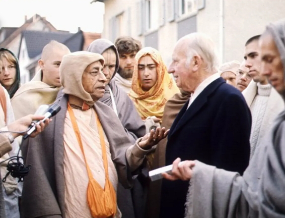 A. C. Bhaktivedanta Swami Prabhupada (1896-1977),fondateur du mouvement Hare Krishna, avec des disciples en France