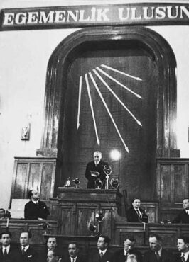 Mustafa Kemal dit Atatürk (le père des Turcs)