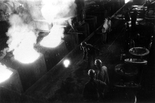 Autre image du coulage de l'acier dans des lingotières (Chertal)