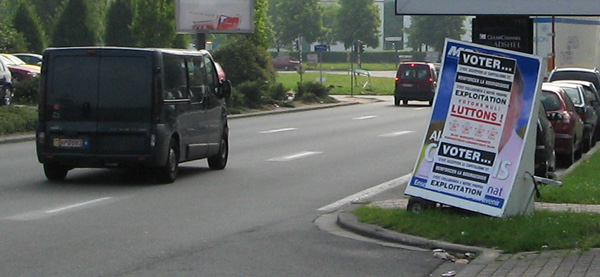 Panneau de propagande électorale du MR surcollé par une affiche du Bloc ML